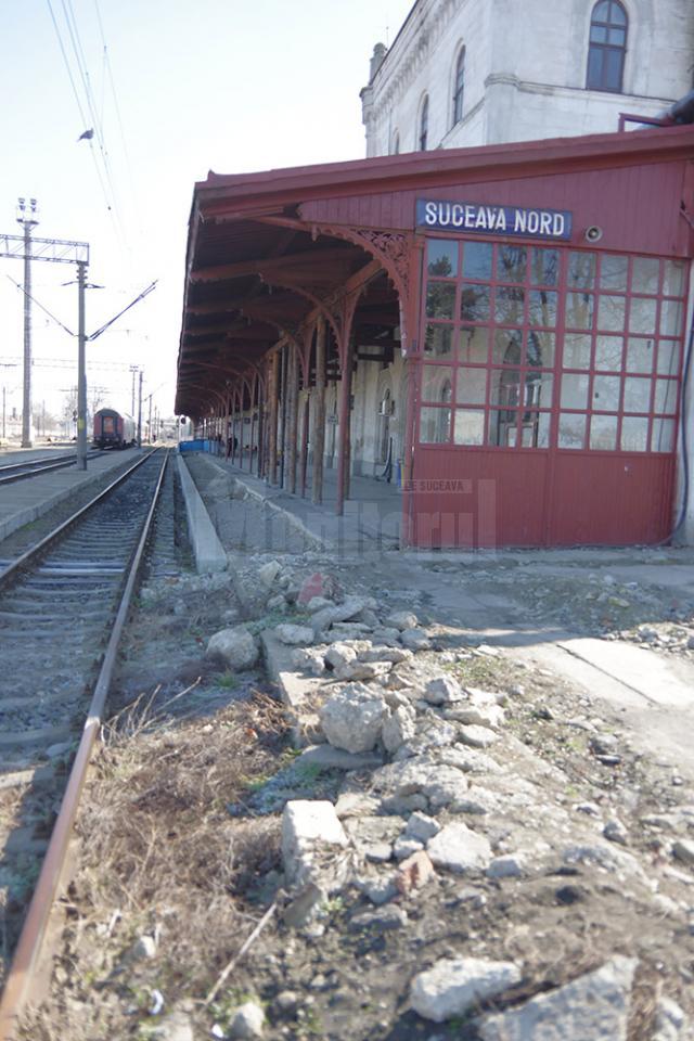 Gara Iţcani, un monument abandonat, închis din cauza tencuielii care cădea în capul călătorilor