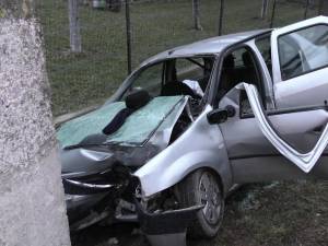 Un mort şi doi răniţi, după ce un Logan s-a izbit violent de un stâlp