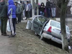 Un mort şi doi răniţi, după ce un Logan s-a izbit violent de un stâlp