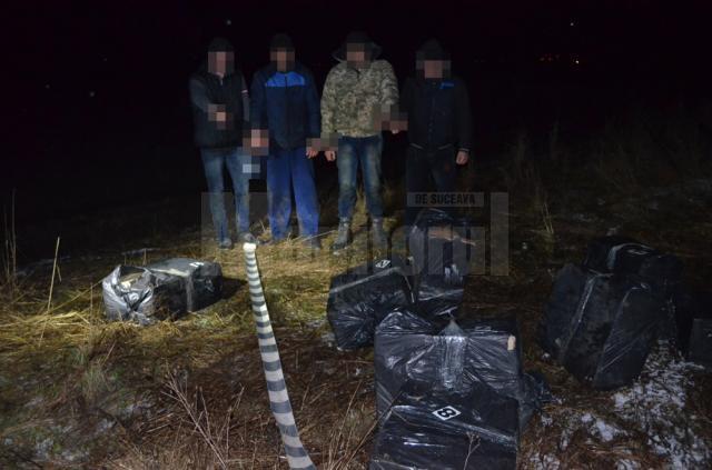 Poliţiştii de frontieră au reuşit reţinerea a patru cetăţeni ucraineni, iar în apropiere au fost descoperite opt colete cu ţigări de provenienţă ucraineană