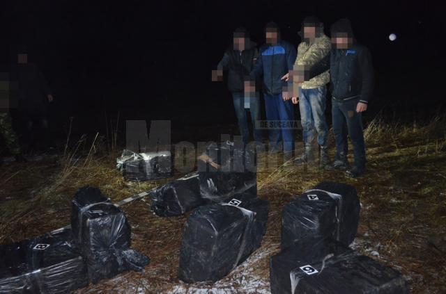 Poliţiştii de frontieră au reuşit reţinerea a patru cetăţeni ucraineni, iar în apropiere au fost descoperite opt colete cu ţigări de provenienţă ucraineană