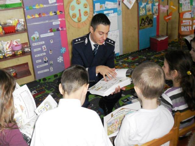 Comisarul Ionuţ Epureanu în mijlocul copiilor, în timpul acţiunilor de prevenire şi informare
