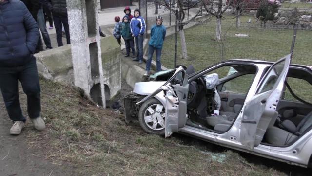 Autoturismul Dacia Logan s-a izbit într-un stâlp din beton. Foto: Cromtel Rădăuţi