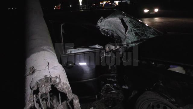 Două victime încarcerate, după ce au intrat cu maşina într-un stâlp, aproape de Vama Siret