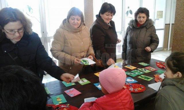 Copiii de la Solca au organizat o expoziție cu felicitări şi mărțișoare la sediul Primăriei din oraşul Solca