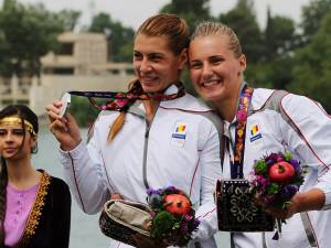 Elena Meroniac (dreapta) şi Roxana Borha, cu medaliile de argint cucerite la Baku, la Jocurile Europene