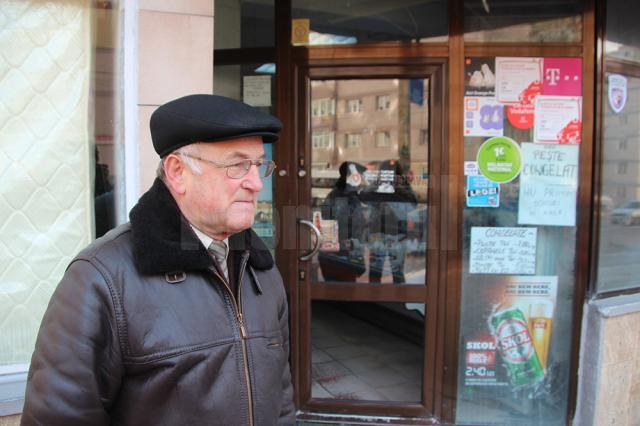 Proprietarul Nicolae Cucoradă, în faţa magazinului spart în timpul nopţii