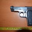 Pistolul de 9 mm, deţinut ilegal de tânărul de 25 de ani