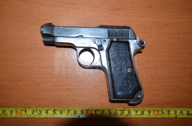 Pistolul de 9 mm, deţinut ilegal de tânărul de 25 de ani