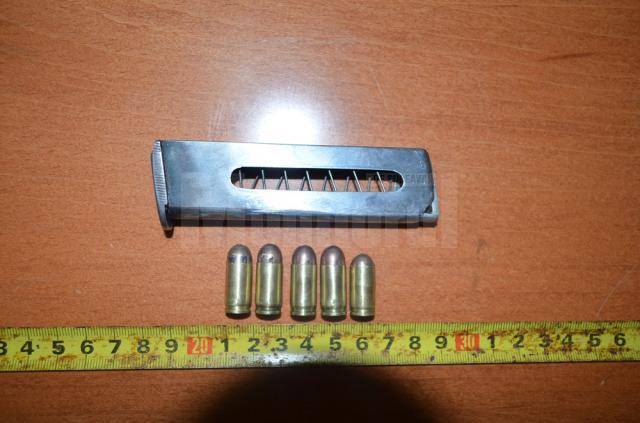 Pistolul de 9 mm, deţinut ilegal de tânărul de 25 de ani