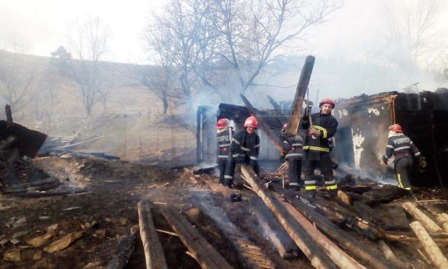 Întreaga gospodărie a fost mistuită de flăcări