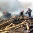 O femeie a rămas fără acoperiş deasupra capului după ce gospodăria i-a fost mistuită de flăcări