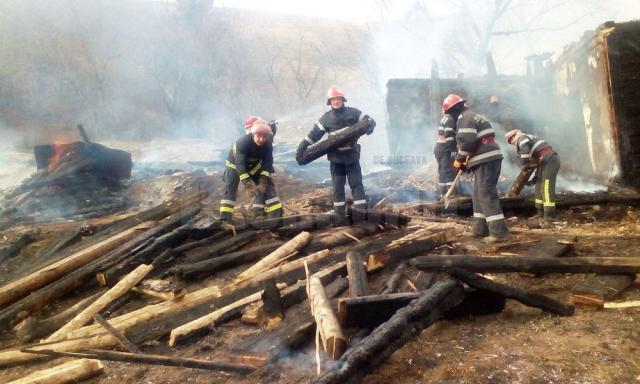 O femeie a rămas fără acoperiş deasupra capului după ce gospodăria i-a fost mistuită de flăcări