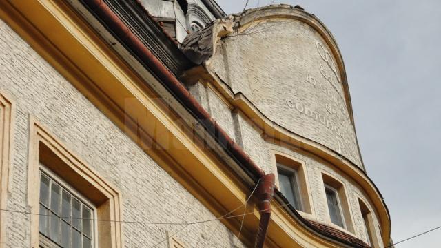 Clădirea de kilometrul 0 al municipiului Rădăuţi, la un pas de a deveni o ruină