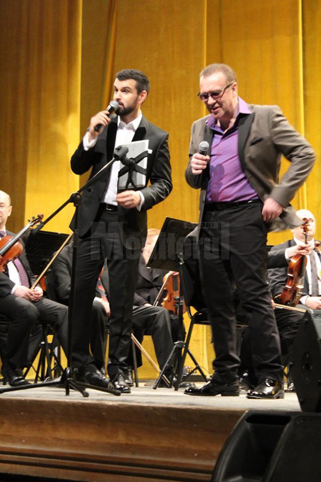 Solistul Gabriel Cotabiţă, întâmpinat de suceveni cu ovaţii şi aplauze la scenă deschisă