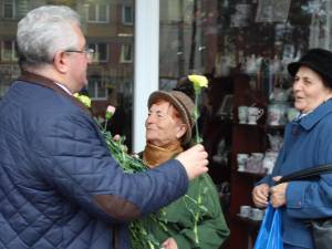 Primarul Ion Lungu a împărţit flori sucevencelor