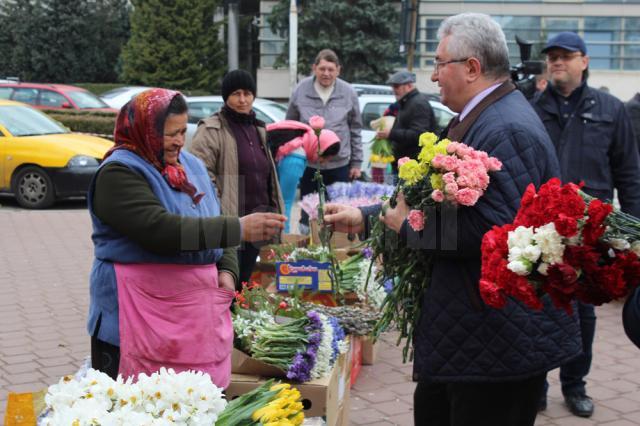 Primarul Sucevei, Ion Lungu, a împărţit mii de flori doamnelor şi domnişoarelor, ajutat de tinerii liberali