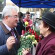 Primarul Sucevei, Ion Lungu, a împărţit mii de flori doamnelor şi domnişoarelor, ajutat de tinerii liberali
