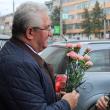 Mii de flori împărţite de primarul Ion Lungu doamnelor şi domnişoarelor, pe străzile Sucevei