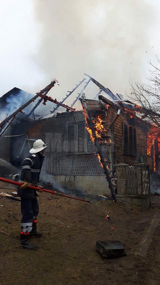 Bucătăria în care locuia bătrânul a fost cuprinsă de flăcări