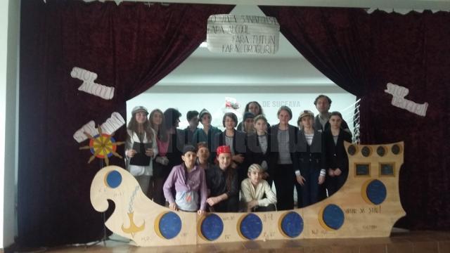 La finalul acţiunii, trupa de teatru a şcolii, Trupa Spin, a prezentat în sala Căminului Cultural piesa ,,Vaporul Speranţei”