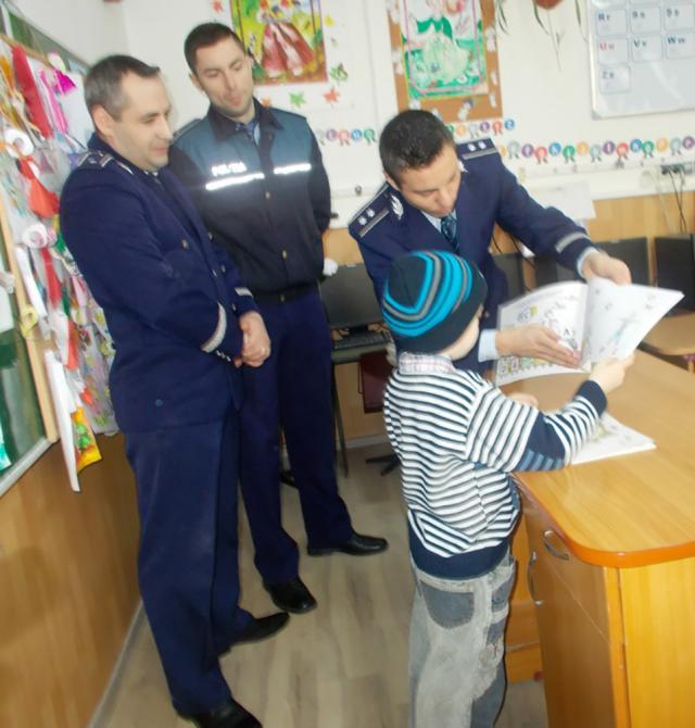 Peste o sută de cărţi de prevenire a infracţionalităţii, oferite copiilor de către poliţişti