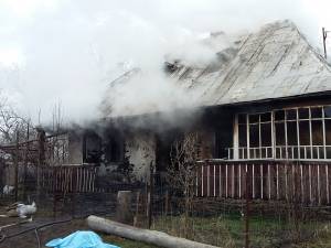 Casa distrusă de flăcări la Bănceşti, marţi dimineată