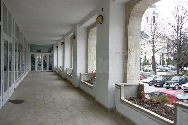 Pe terasa cafenelei Salzburg nu se poate fuma pentru ca are doi pereţi  şi tavan
