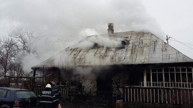 Casa a fost cuprinsă de flăcări aproape în totalitate