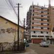 Blocul de pe strada Dimitrie Onciul, în apropiere de sediul Poliţiei Muncipiului Rădăuţi, trebuia să aibă nivelul de înălţime S+P+7 etaje