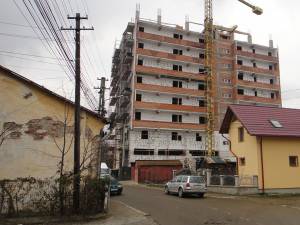 Blocul de pe strada Dimitrie Onciul, în apropiere de sediul Poliţiei Muncipiului Rădăuţi, trebuia să aibă nivelul de înălţime S+P+7 etaje