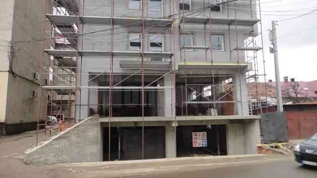 Un investitor din Rădăuţi, obligat să demoleze un etaj şi balcoanele construite ilegal