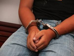Tânăr reţinut în arestul poliţiei după ce i-a furat banii unui bătrân