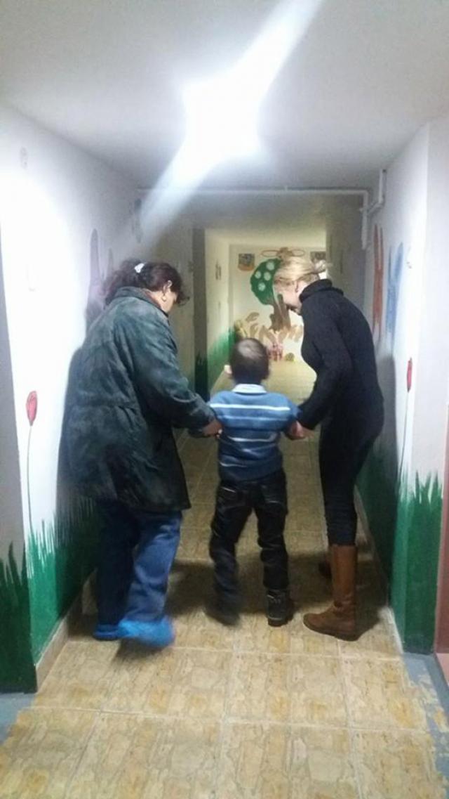 Doi copii diagnosticaţi cu tetrapareză spastică au nevoie urgent de intervenţii chirurgicale la o clinică din Chişinău