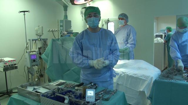 Chirurgii ortopezi suceveni i-au montat, ieri, un genunchi artificial unei femei din Botoşani