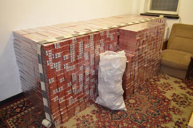 Focuri de armă şi peste 20.000 de pachete cu ţigări confiscate, la frontiera cu Ucraina