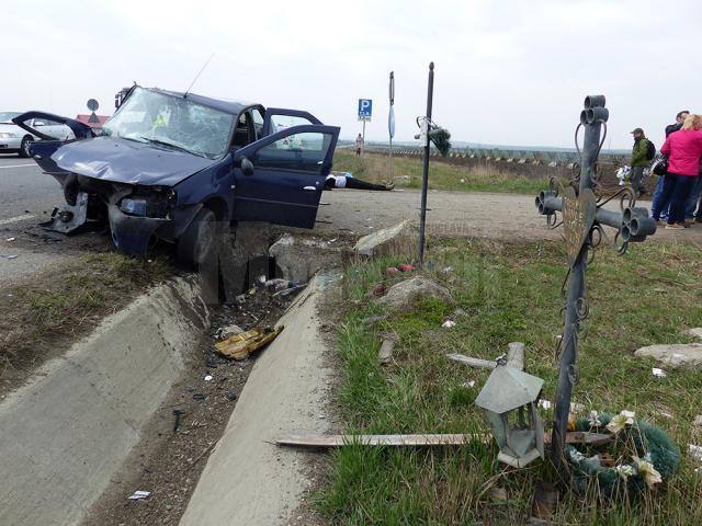 Crucile care amintesc de tragediile anterioare din acelaşi loc