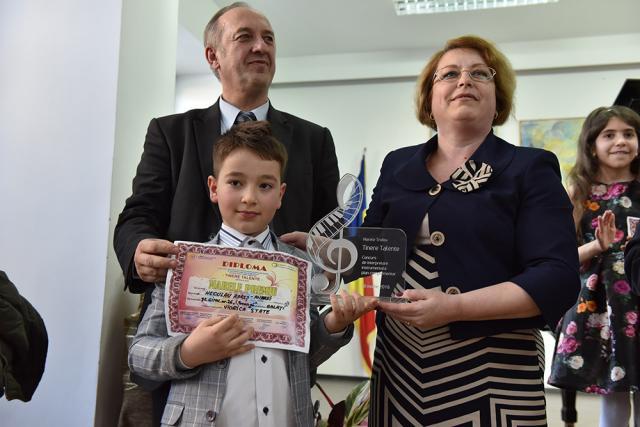 Câştigătorul Marelui premiu, alături de directoarea Alexandra Bejinaru şi prof. Valentin Ianoş - Foto:Adrian Crăciunescul