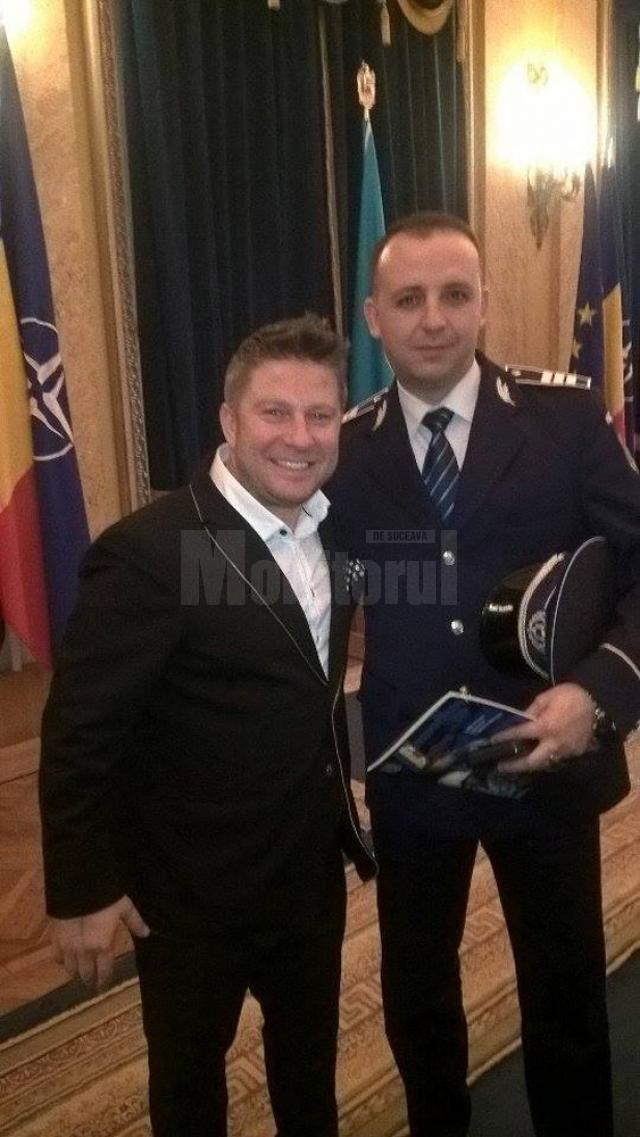 Agentul-şef adjunct Gabriel Nicolai Moroşan, alături de Pavel Bartoş, care a prezentat evenimentul în cadrul căruia suceveanul a fost distins