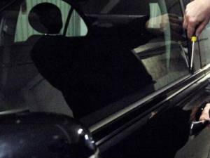 Săptămâna trecută, în interval de două nopţi, hoţii au forţat zece maşini parcate în Suceava. Foto: ziuadecj.realitatea.net