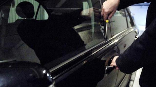 Săptămâna trecută, în interval de două nopţi, hoţii au forţat zece maşini parcate în Suceava. Foto: ziuadecj.realitatea.net