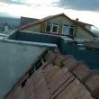 Bloc fără acoperiş, pentru că vecinii şi asociaţia refuză să se implice în repararea sa