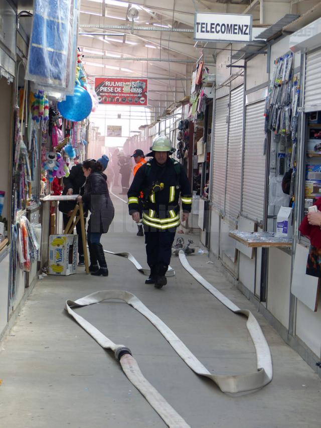 Incendiu cu victime în hala acoperită şi explozii pirotehnice, scenariul unei intervenţii ISU în bazarul sucevean