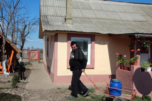 Familia Ciurariu este obligată să-şi aducă apa cu bidoanele, după ce proprietarul terenului de sub casă i-a lăsat fără apă