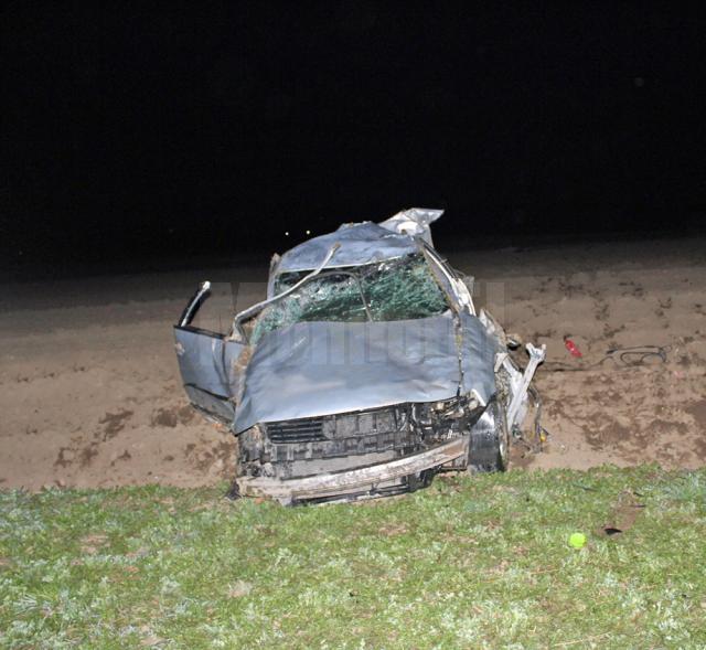 Maşina a plonjat în afara drumului, de la o diferenţă de nivel de câţiva metri, rostogolindu-se de mai multe ori pe un teren agricol