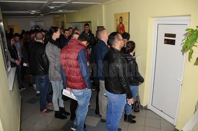 Holul IPJ Suceava s-a umplut de tineri dornici să devină agenţi de poliţie