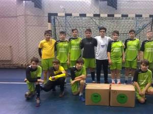 Echipa de handbal juniori IV CSU Suceava, alături de profesorul Vasile Boca
