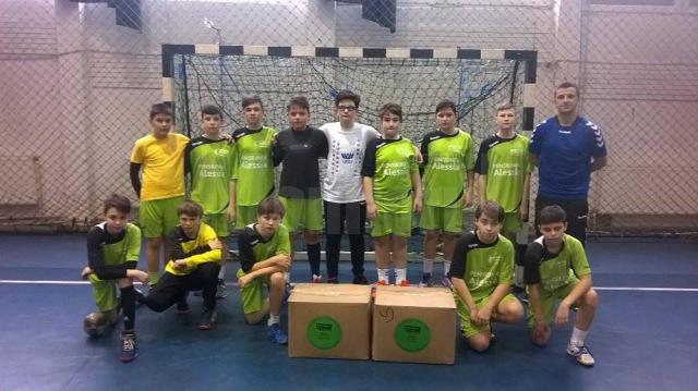 Echipa de handbal juniori IV CSU Suceava, alături de profesorul Vasile Boca