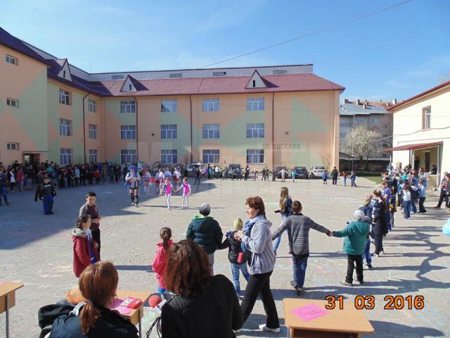 Expoziţii de pictură şi desene pe asfalt realizate de copii cu nevoie speciale, la Centrul Şcolar Suceava