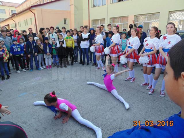 Expoziţii de pictură, desene pe asfalt, dansuri realizate de copii cu nevoie speciale, la Centrul Şcolar Suceava